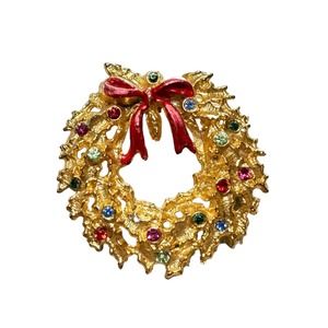 Vintage Textured Gold Christmas Wreath Brooch With Colored Rhinestones